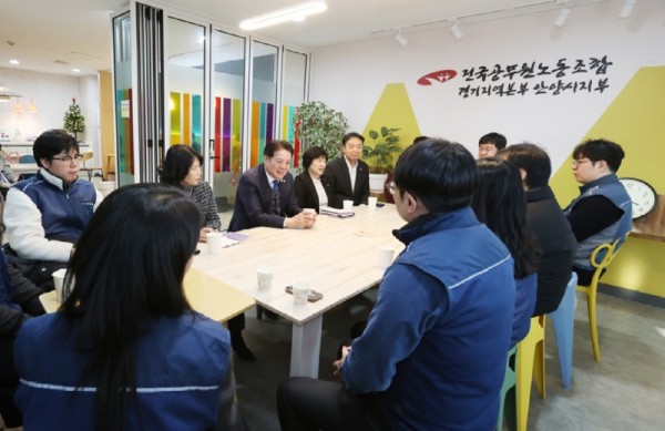 최대호 안양시장이 신년을 맞아 2026년 1월 2일 전공노 경기지역본부 안양시지부를 방문해 공무원노조와 차담을 나누고 있다.jpg