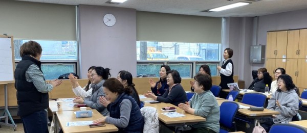 (광명3)광명시 여성비전센터 경력단절 넘어 교육 전문가 양성 결실.jpg