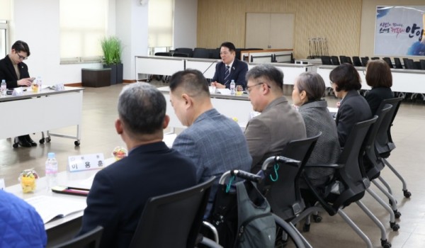 안양시가 26일 오후 3시 3층 상황실에서 2026년 장애인복지위원회 회의를 열었다 사진1.jpg
