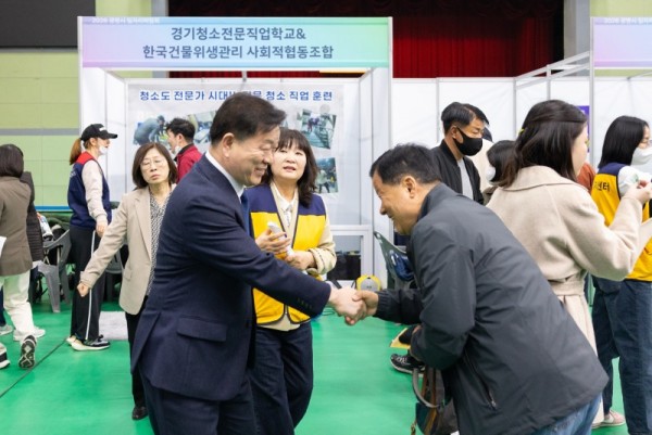 (광명5-1)광명시 구인·구직 잇는 ‘취업의 장’ 호응… 구직자 맞춤형 일자리박람회 개최.jpg