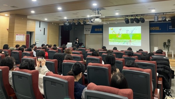 (광명6)광명시 철산도서관 안데르센상 이수지 작가 초청 강연 성료.jpg