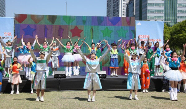 3 1 지난 5일 평촌중앙공원에서 열린 2026년 안양시 어린이날 축제에서 안양시립소년소녀합창단이 축하 무대를 펼치고 있다.jpg