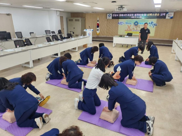 안양시는 12일 오전 10시 30분 시청 4층 회의실에서 명예시민과장회 심폐소생술 교육을 실시했다.jpg