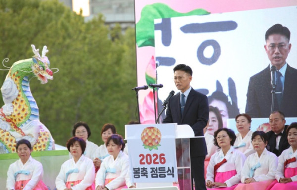2 지난 15일 평촌중앙공원에서 열린 봉축 점등식 및 연등 축제에서 이계삼 안양시장 권한대행이 축사를 하고 있다.jpg