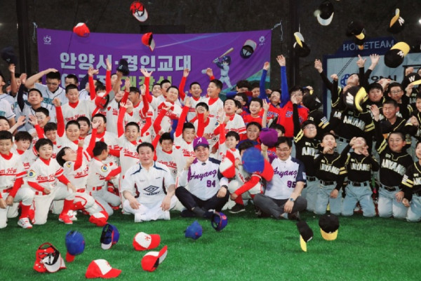 8일 저녁 열린 안양시 경인교대 야구장 개장식에서 유소년 야구선수들과 최대호 안양시장 김왕준 경인교대 총장 등이 기념사진을 찍고 있다.jpg