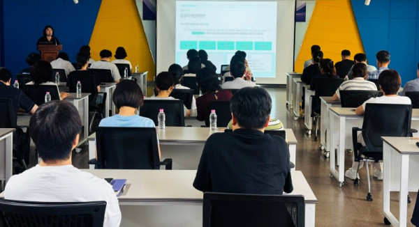 엄지연 이오디디자인 대표가 24일 오후 2시부터 시청 3층 상황실에서 진행된 공공디자인 역량강화 직원교육에서 공공디자인에 대해 강의하고 있다 (2) (1).jpg