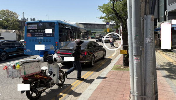 불법 주·정차 차량으로 인해 차로에서 승객이 승차하는 모습 1.png