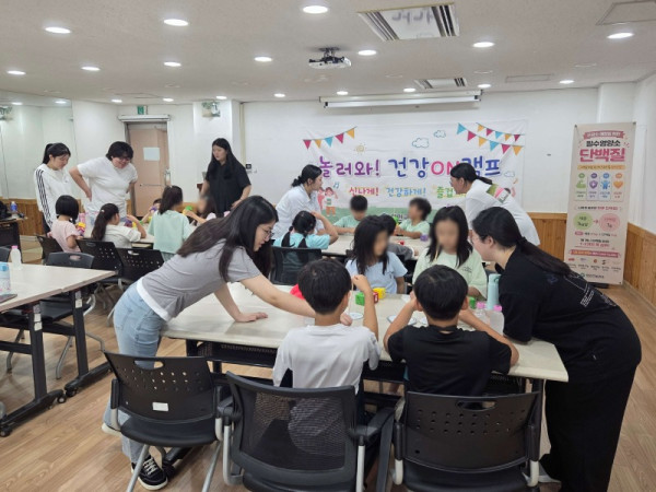 안양시 만안구보건소는 여름방학 동안 건강 돌봄이 필요한 취약계층 아동들을 위해 통합 건강 프로그램인 놀러와 건강ON캠프를 운영한다고 밝혔다 (2).jpg