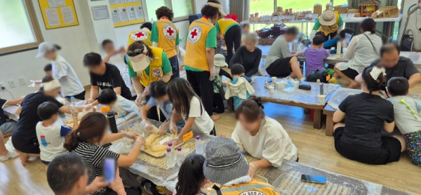 안양시 가족센터는 지난 8일 강원도 원주 농촌 문화 체험 마을에서 대한적십자사봉사회 안양지구협의회와 공동으로 관내 다문화 가족 대상 농촌 문화 체험 행사를 열었다.jpg