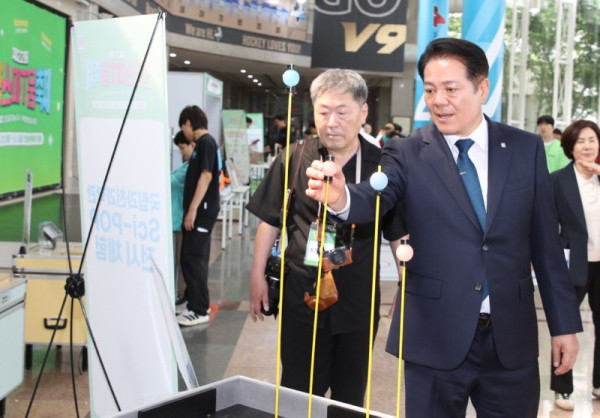 최대호 안양시장이 2025년 5월 31일 개최된 안양스마티(T)움축제에 참석해 행사장 전시물품을 살펴보고 있다.jpg
