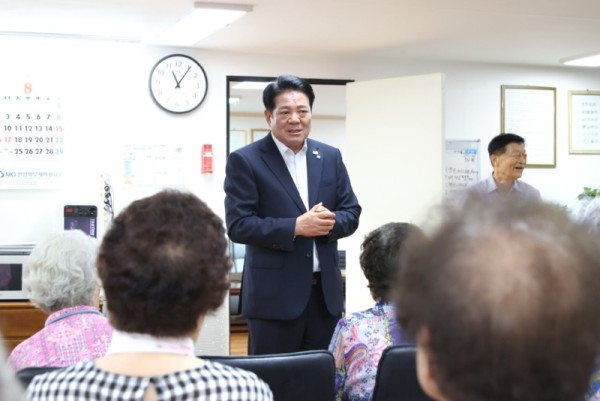 최대호 안양시장이 14일 오전 석수대림아파트 경로당을 방문해 어르신과 대화를 나누며 건의사항을 청취하고 있다.jpg