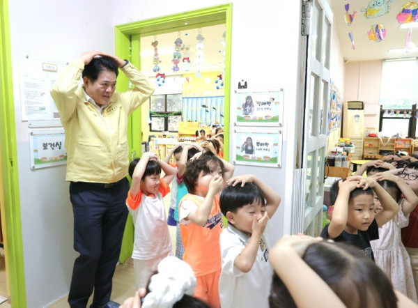 20일 동안구 범계 동의 한 유치원에서 실시한 민방위 대피훈련에서 최대호 안양시장(왼쪽 첫번째)과 원아들이 아래층으로 대피하고 있다.jpg