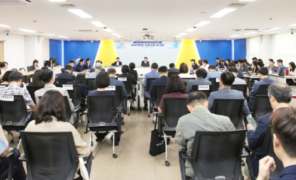 2027년 8월 25일 시청 3층 상황실에서 2027년도 주요사업 보고회가 열린 가운데 최대호 안양시장이 시정 현황에 대해 보고받고 있다(2).jpg