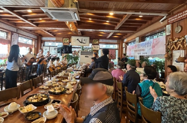 (사진2)동안구 부흥동에 거주하는 익명의 기부자가 지난 29일 관내 저소득층 어르신을 위한 행복 밥상 나눔 행사를 개최했다..jpeg