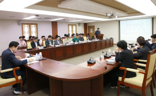 (사진2) 안양시는 상수도 시설의 안정성과 운영 효율성을 높이기 위해 지난 8일 시청 전자회의실에서 안양시 상수도 주요 용역 3건에 대한 중간보고회를 개최했다.jpg